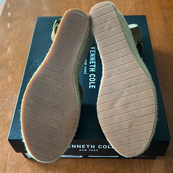 Kenneth Cole Olivia Two Piece Wedge Sandal.   Size 9 - Picture 3 of 4